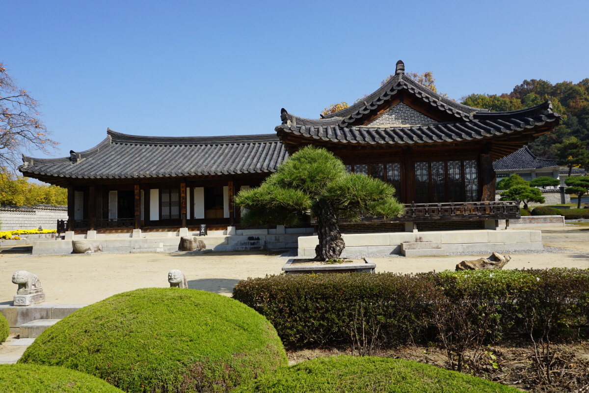 운보의집 주변의 농촌형 경관과 접근 도로를 보여 주는 사진입니다.