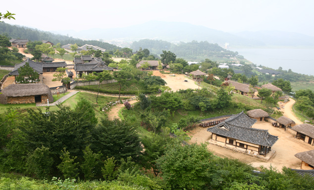 문의문화재단지에 이전 복원된 전통가옥입니다.
