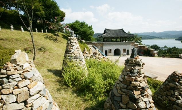 문의문화재단지 문화유물전시관 주변의 전시 공간입니다.