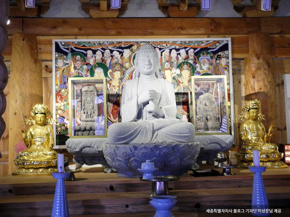 연화사 경내의 전각과 마당을 보여주는 사진입니다.