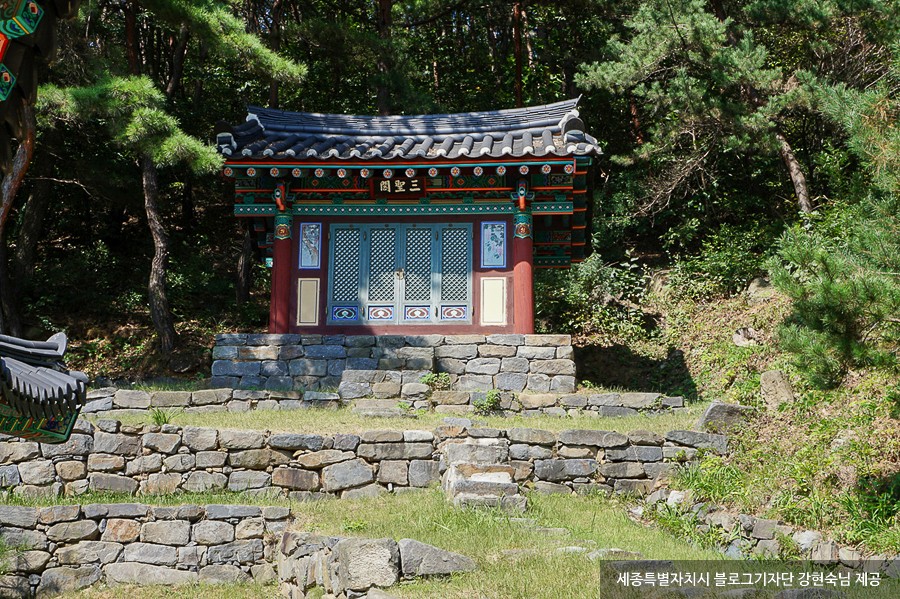 청안사 주변 산기슭과 경내의 지형을 살펴볼 수 있는 사진입니다.