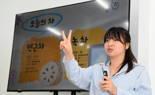 미조항 북항과 주변 바다를 바라보는 풍경입니다.