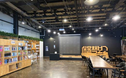 미조항 주변 해안과 섬을 바라보는 장면입니다.
