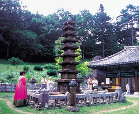 보물 제1112호로 지정된 대원사 다층석탑의 모습입니다.