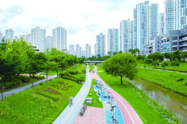 숲뜰근린공원 인근 가을 풍경과 코스모스밭을 보여주는 사진입니다.