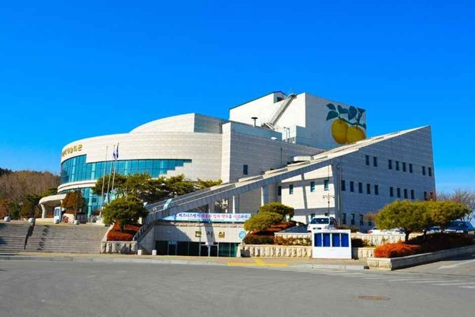 세종문화예술회관의 공연장 내부를 보여주는 사진입니다.