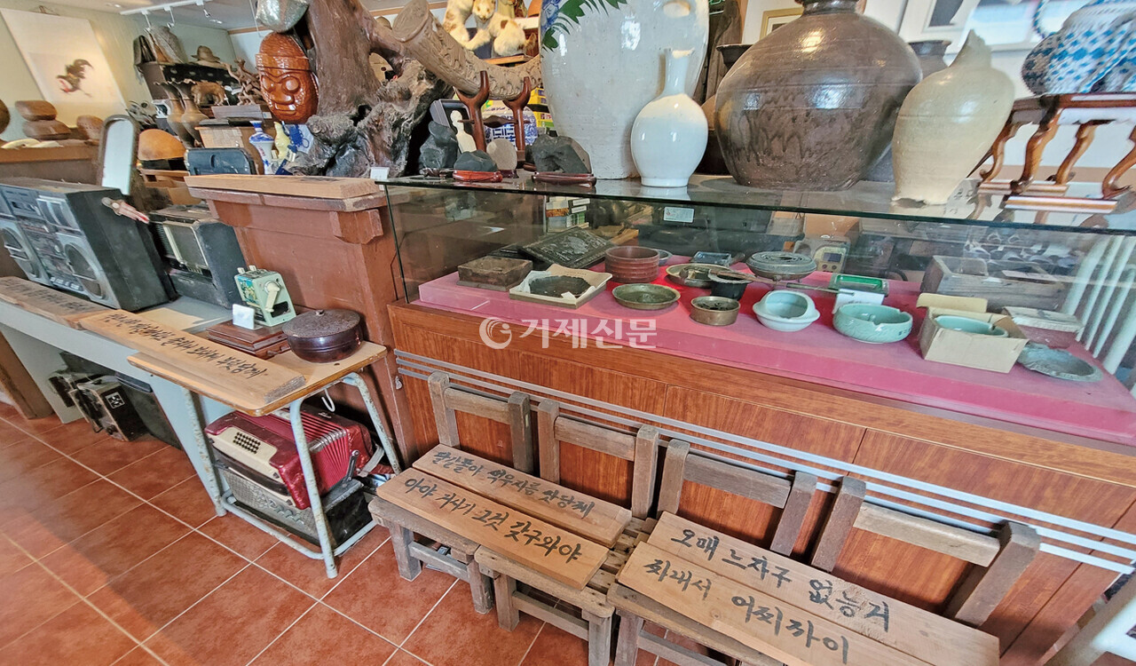 와보랑께박물관 내부에 세월의 흔적이 남은 생활용품과 골동품이 전시된 모습입니다.