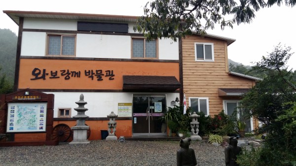 와보랑께박물관에 수집된 옛 생활용품과 민속자료를 보여주는 사진입니다.