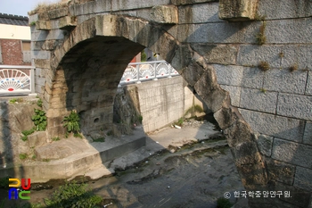 고흥 옥하리 홍교의 아치 아래쪽 구조입니다.