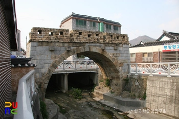 고흥 옥하리 홍교를 옆에서 바라본 정측면 모습입니다.