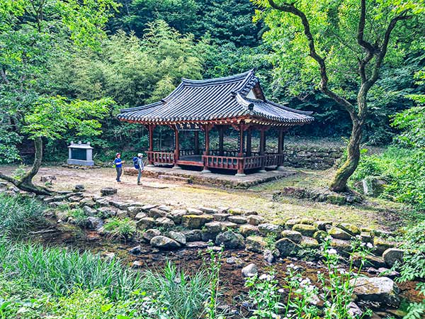 대원사 주변 계곡과 맑은 물이 흐르는 산앙정 일대의 모습입니다.