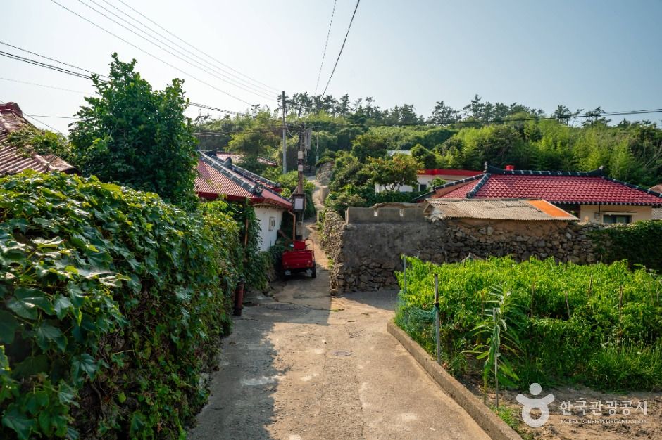우이도 전통 포구시설인 선창의 모습을 보여주는 사진입니다.