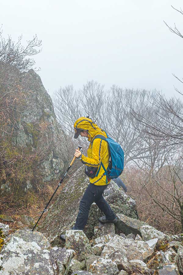천등산 능선 산행 뒤 벼락산 방향으로 내려가는 모습입니다.