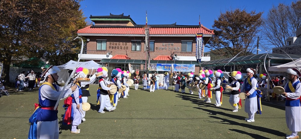 한천농악 공개 전승행사에서 농악대가 공연하는 장면입니다.
