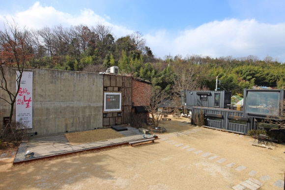 관방천과 향교리 타일 벽화 사이, 아트센터 대담의 전시와 카페