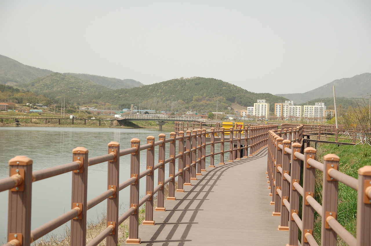 장성권 수변 관광 정보에 소개된 수변 데크 산책로 사진입니다.