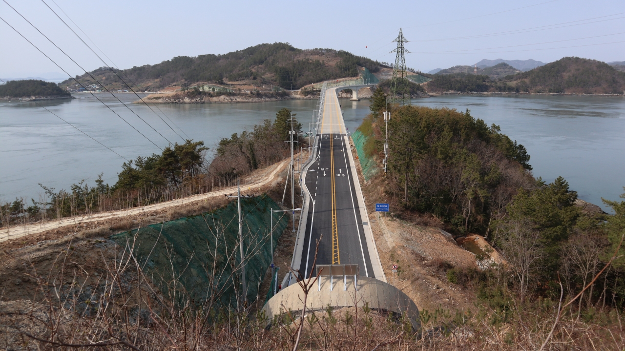 낭도 해안의 바위 지형과 바다를 보여주는 사진입니다.