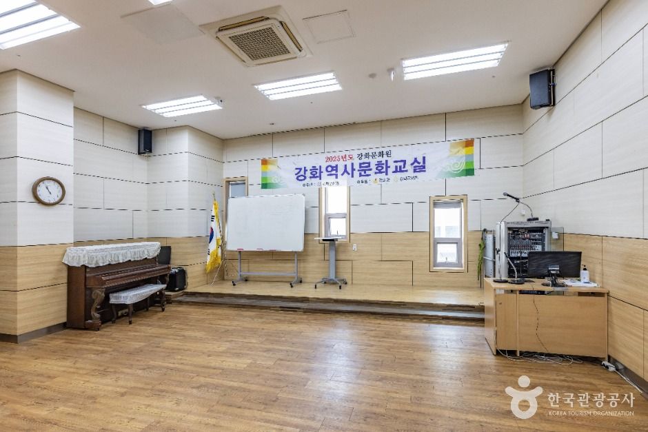 강화미술관 전시 공간의 내부를 보여 주는 사진입니다.