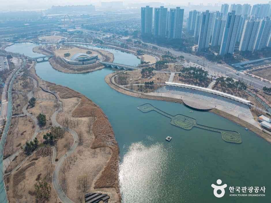청라호수공원의 넓은 수변 공간과 산책 동선을 보여주는 모습입니다.