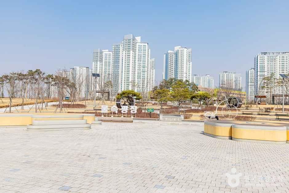 청라호수공원의 야간 경관과 산책 공간을 보여주는 사진입니다.