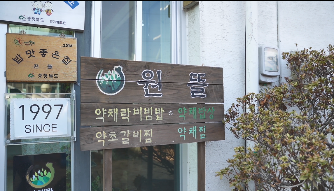 능강솟대문화공간 실내 전시실의 솟대와 조형물입니다.