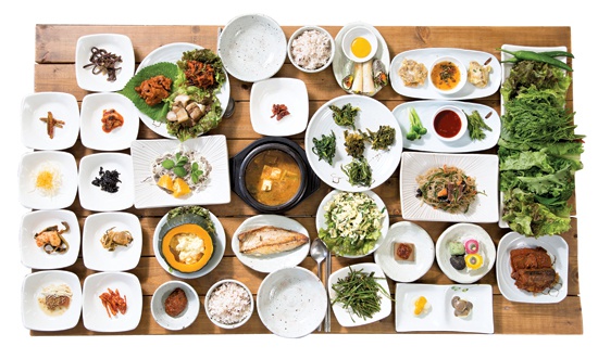 지역 농산물과 효소를 활용한 자연밥상이 소개된 모습입니다.