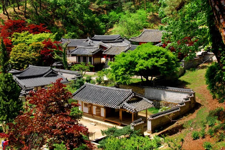 도산서원 주변 산세와 전통 공간을 담은 사진입니다.