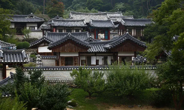 도산서원 건물과 주변 경관을 함께 보여 주는 여행 사진입니다.