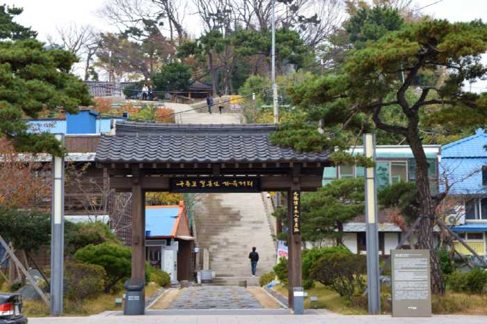 구룡포공원 방향에서 구룡포항과 바다를 바라본 풍경입니다.
