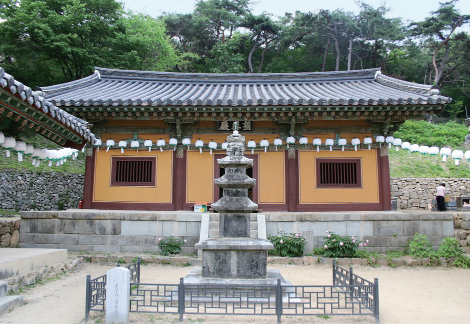 Bongjeongsa Temple Beneath Cheondeungsan Mountain, Andong’s Mountain Retreat Linking Geungnakjeon and Daeungjeon
