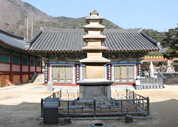 경상북도 유형문화재 제203호 보경사 오층석탑입니다.