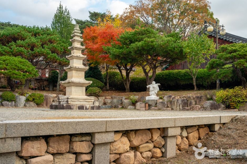 보경사 주변 자연과 문화 탐방을 함께 보여 주는 사진입니다.