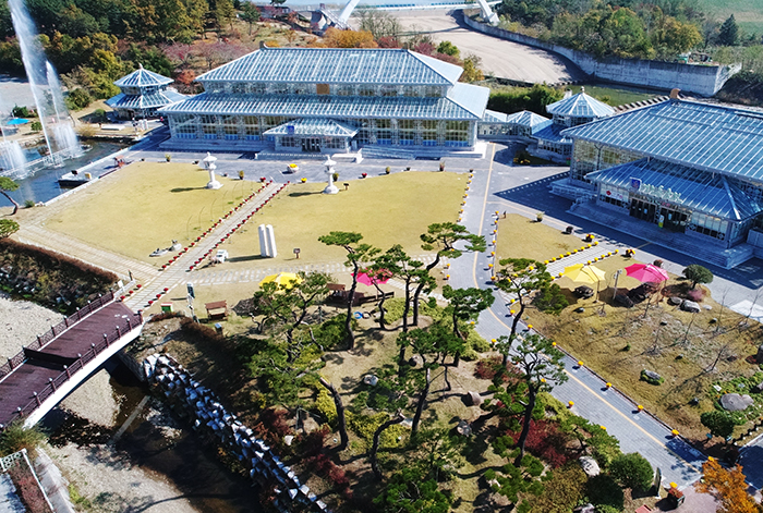 경주동궁원 안에 있는 버드파크 주변 공간입니다.