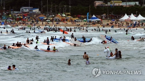 죽도해변에서 서핑하는 방문객들의 모습입니다.