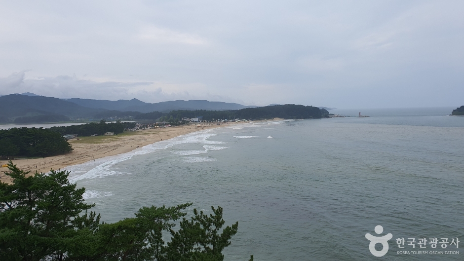 Hwajinpo Beach: How to Enjoy the 1.7 km Sandy Shore and Hwajinpo Lake Together
