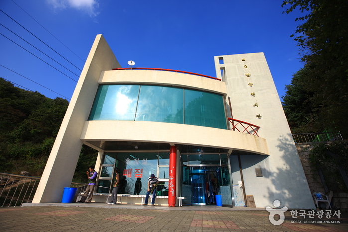 DMZ 평화관광 접수처에서 출발하는 철원 안보관광 안내 모습입니다.
