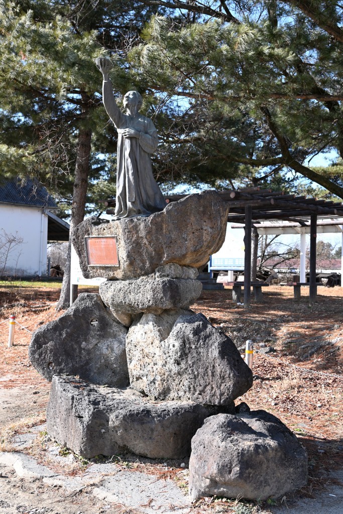 경원선의 흔적이 남은 월정리역을 보여주는 사진입니다.