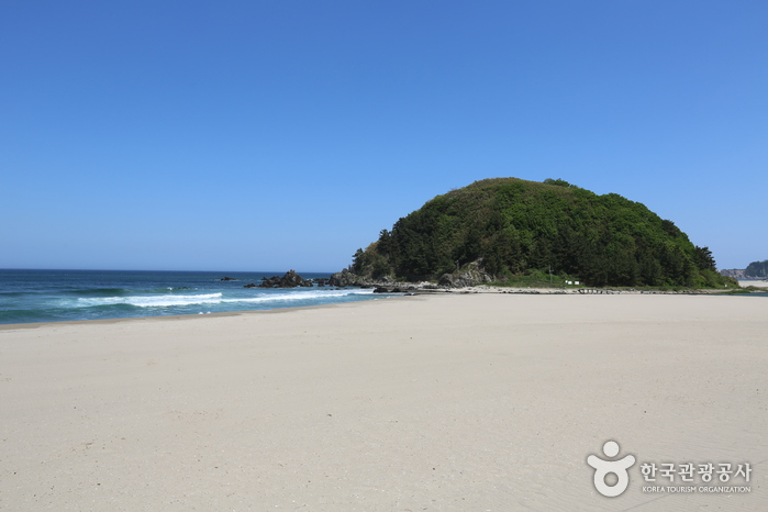 Maengbang Beach, Samcheok’s Expansive Sandy Shore with a 6.5 km Coastal Trail and Deokbongsan Mountain