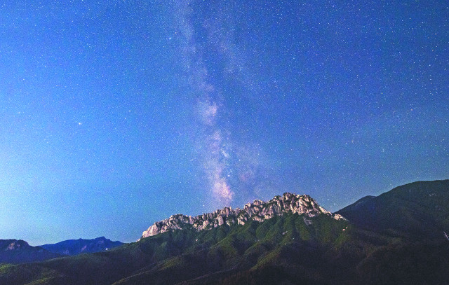 멀리서 바라본 울산바위의 거대한 암봉 모습입니다.