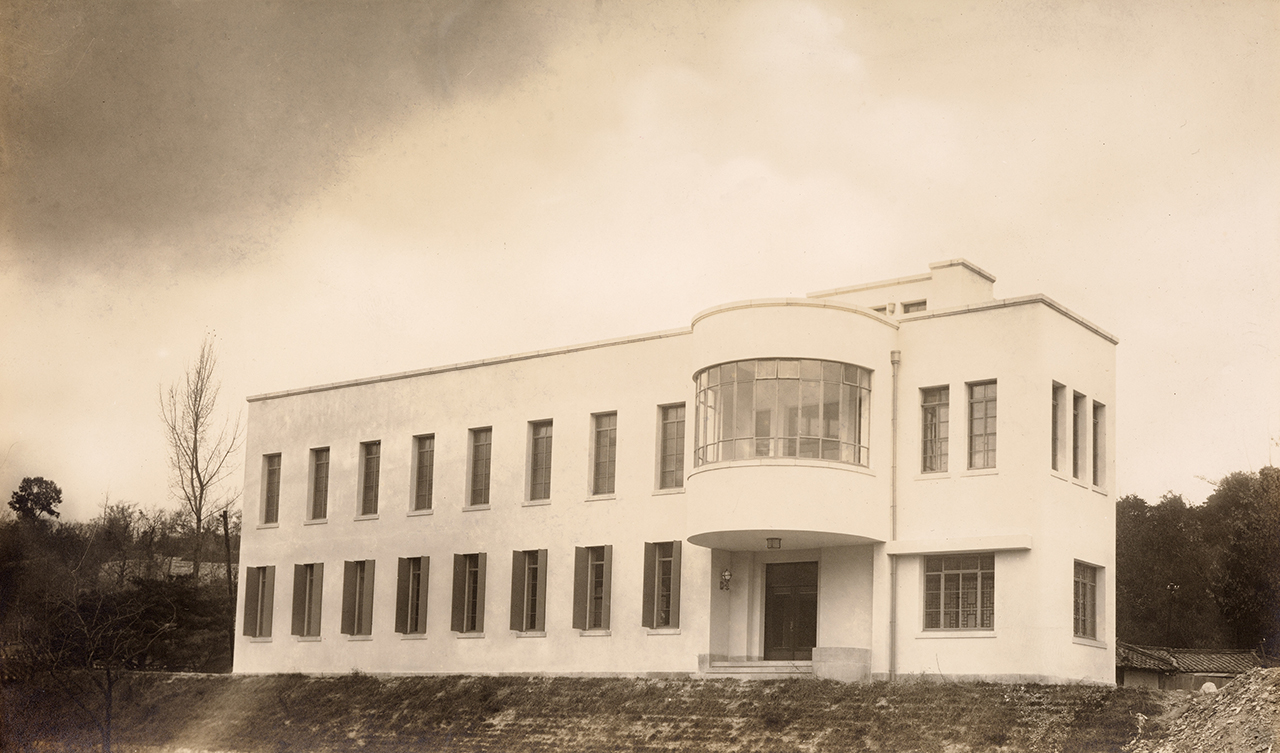 Discovering the Gansong Museum of Art through the doors of Bohwagak, built in 1938