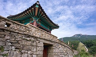 산 능선 위로 금정산성 성벽이 이어지는 모습입니다.