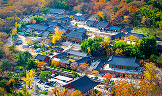 금정산 자락에 자리한 범어사의 전경입니다.
