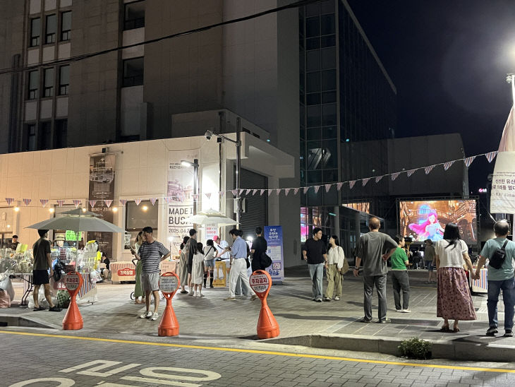 부산의 현대사를 소개하는 부산근현대역사관 전시 모습입니다.