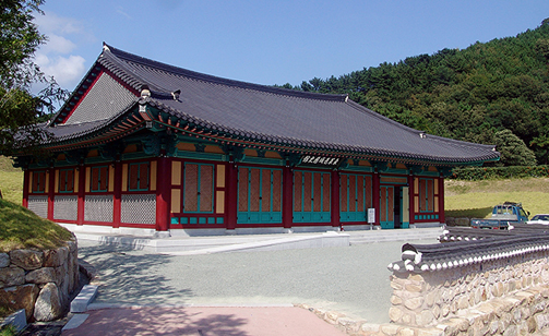 동래읍성의 구조와 역사를 보여주는 전시 이미지입니다.