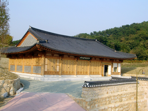 동래 지역의 역사 유산과 관아 문화를 함께 살펴볼 수 있는 동래부동헌 이미지입니다.