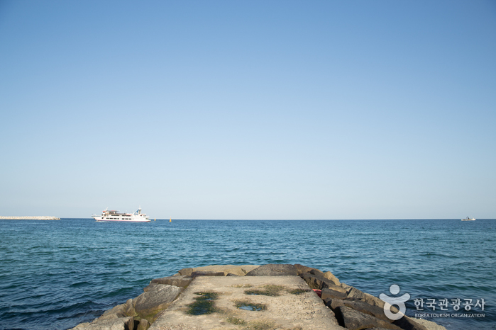 Jumunjin Coast Where a Drama Scene Meets a 140-Meter Breakwater