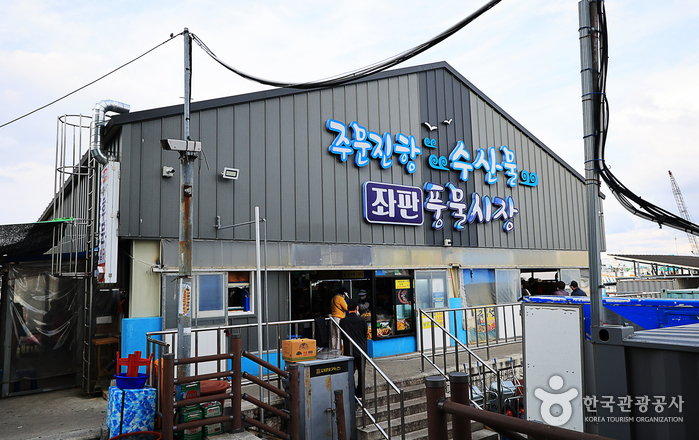 주문진방사제 인근 해안 관광지를 함께 둘러보는 풍경입니다.