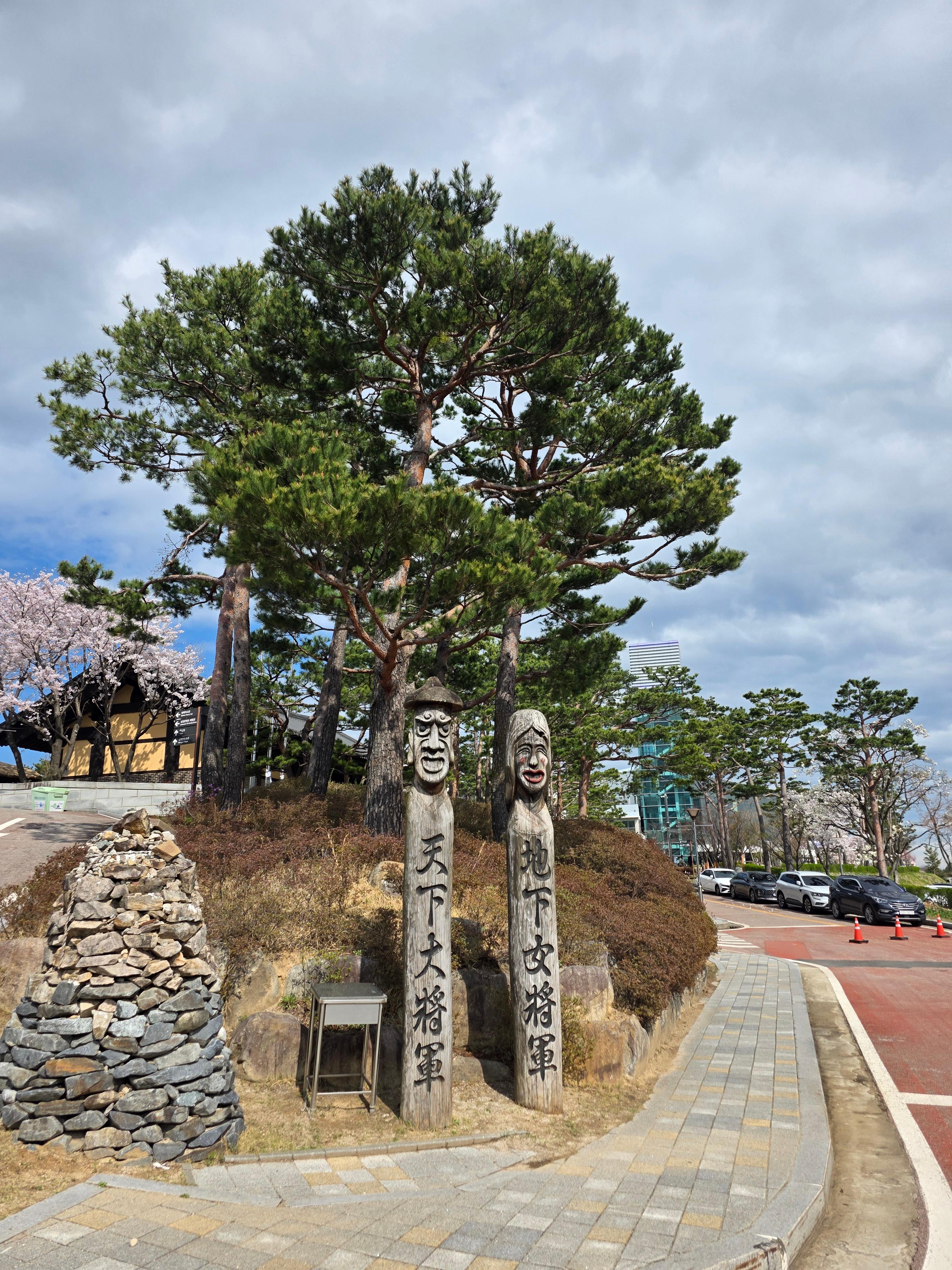 속초시립박물관 내부 전시 공간을 담은 사진입니다.