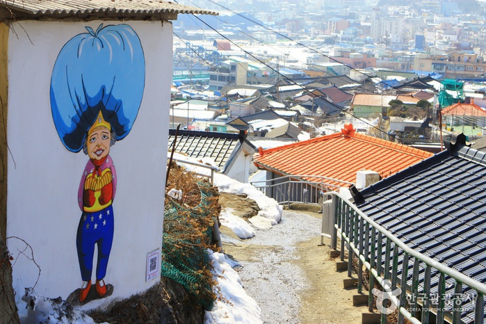 논골담길 담벼락에 묵호항 사람들의 생활을 표현한 벽화가 그려져 있습니다.