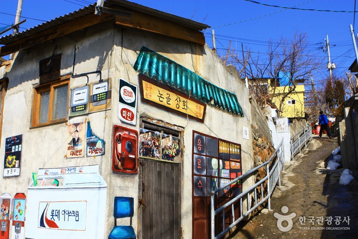 논골담길의 여러 골목을 따라 벽화와 계단이 이어지는 모습입니다.